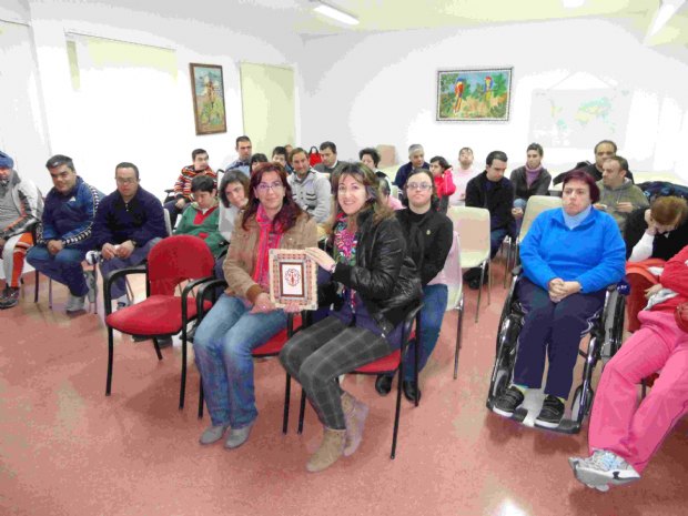 LA VOCALIA DE FORMACION DEL ILUSTRE CABILDO HACE UNA VISITA AL CENTRO DE DIA “JOSE MOYA”